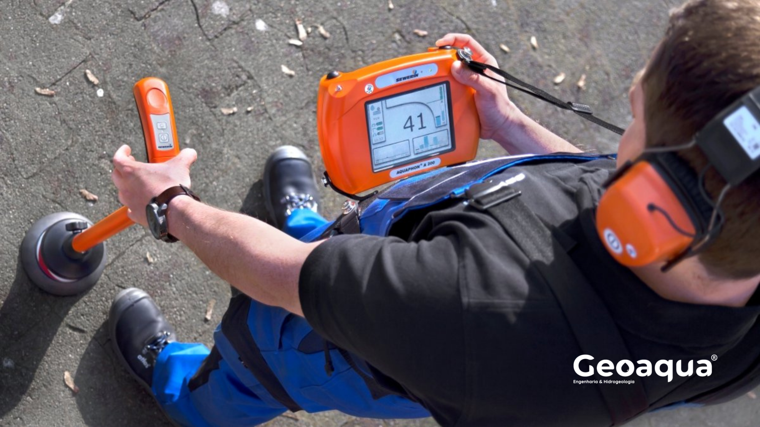 Técnico da Geoaqua a realizar deteção de fuga de água numa parede com equipamento de diagnóstico.