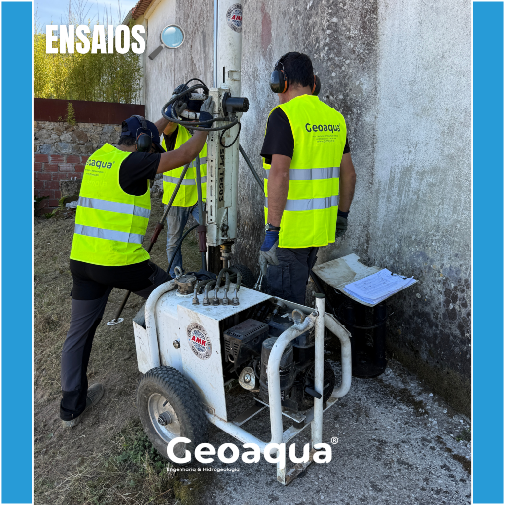 Técnicos da Geoagua a realizar ensaios geotécnicos no terreno com equipamento de sondagem para análise das características do solo.